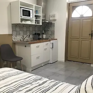 Studette De 17m2 Avec Parking Prive Gratuit Climatisation Et Petite Cuisine Mentone