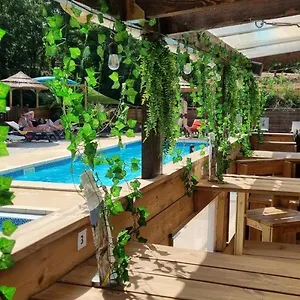 https://camping-le-carpenty.hotels-rhonealpes.com